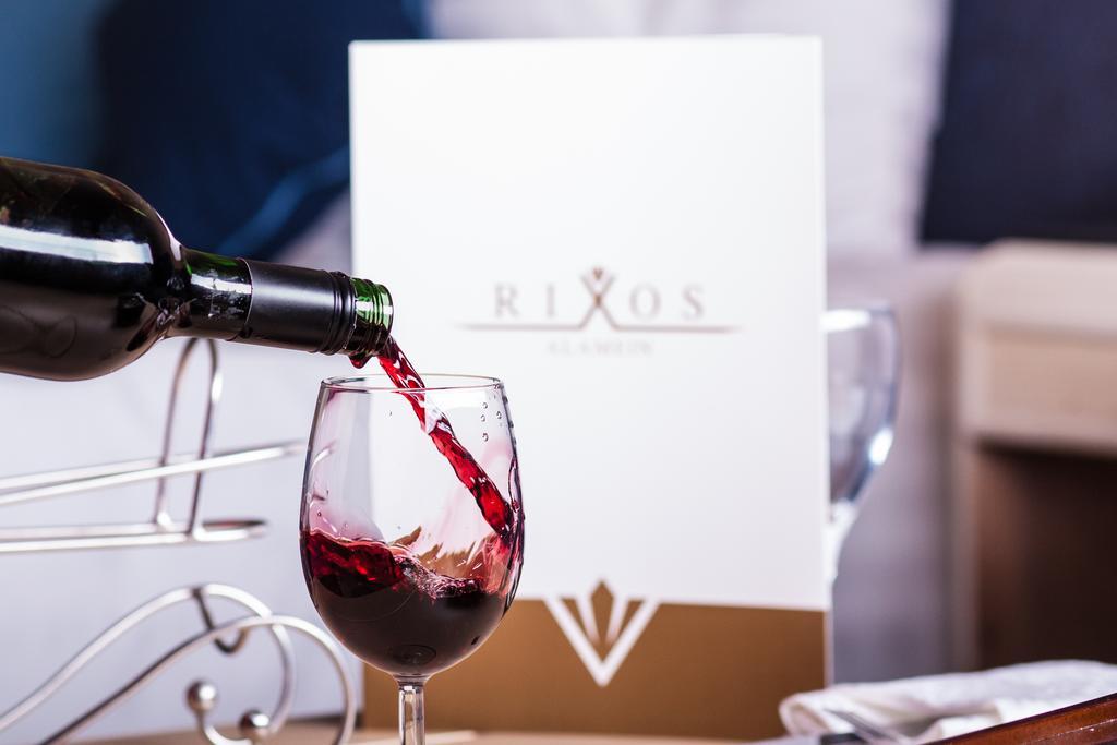 Rixos Alamein - Full Board Plus El Alamein Buitenkant foto Wine being poured into a wine glass